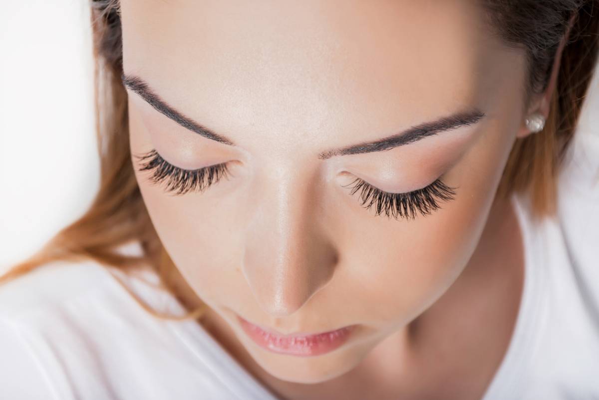 Woman with beautiful eyelids, having addressed the risk factors of drooping eyelids.